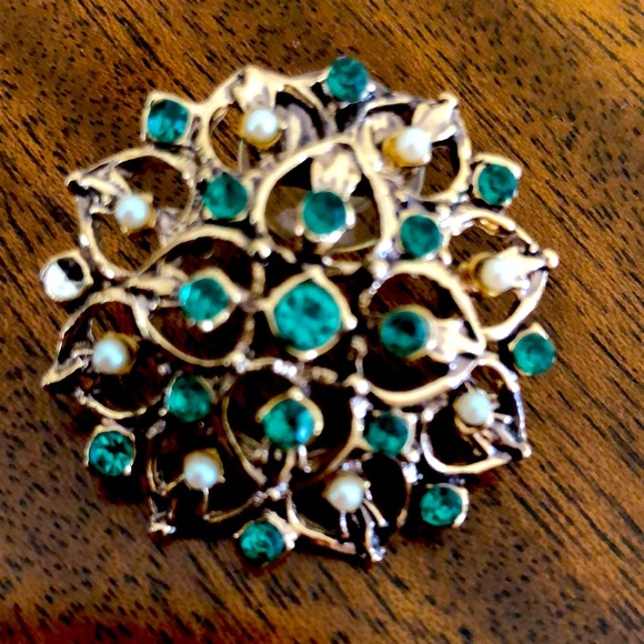 VINTAGE faux pearl and emerald gold tone pierced earrings - Picture 2 of 8